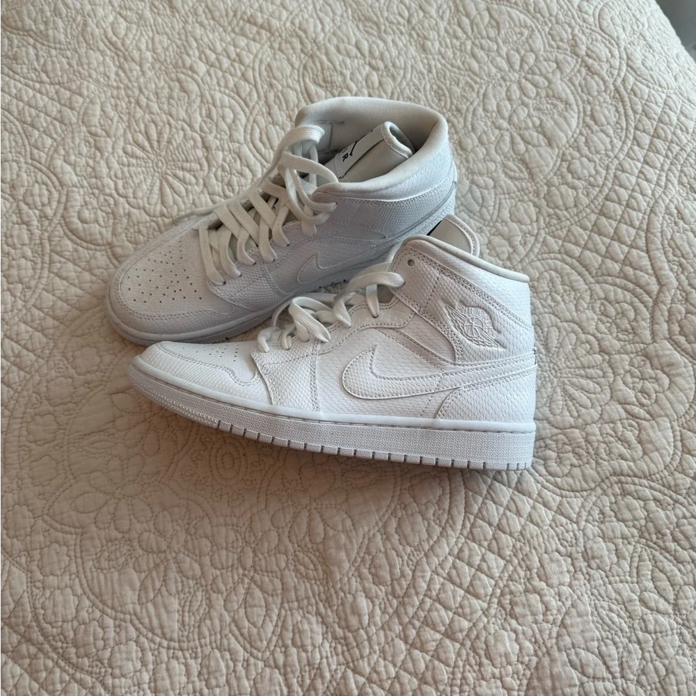 Air Jordan 1 Mid Snake Skin White Woman's - Picture 2 of 4